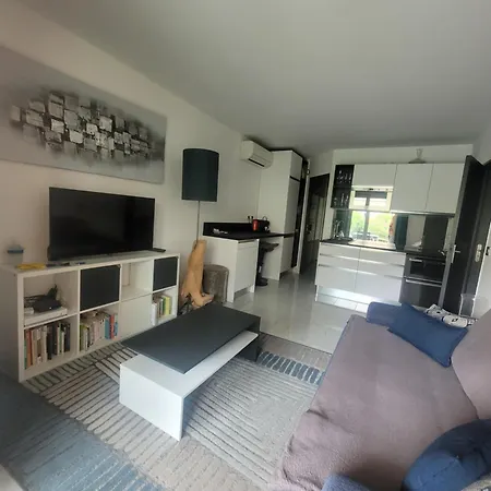 Appartement Agreable Et Calme 3 Pieces Terrasse, Piscine, Tennis,